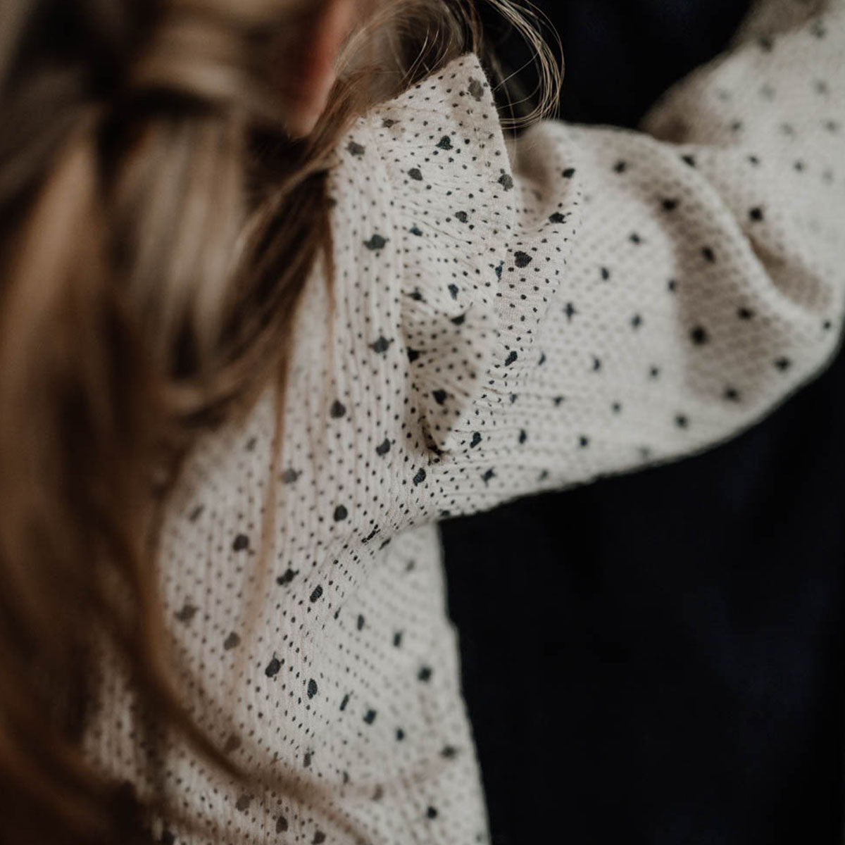 Voeg een klassieke look toe in de garderobe van je baby met het schattige rompertje Isabella in lots of love sky. Lange mouwen, witte kleur met stippen en hartjes, kant en ruches! In diverse maten. VanZus