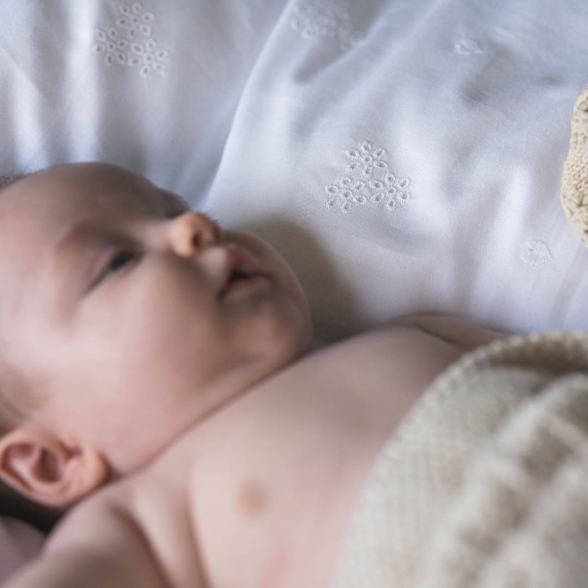 De That’s Mine kala gebreide deken in de kleur birch is een hele fijne babydeken. Dit mooie dekentje is gemaakt van biologisch katoen en daardoor heerlijk zacht voor je kleintje. VanZus