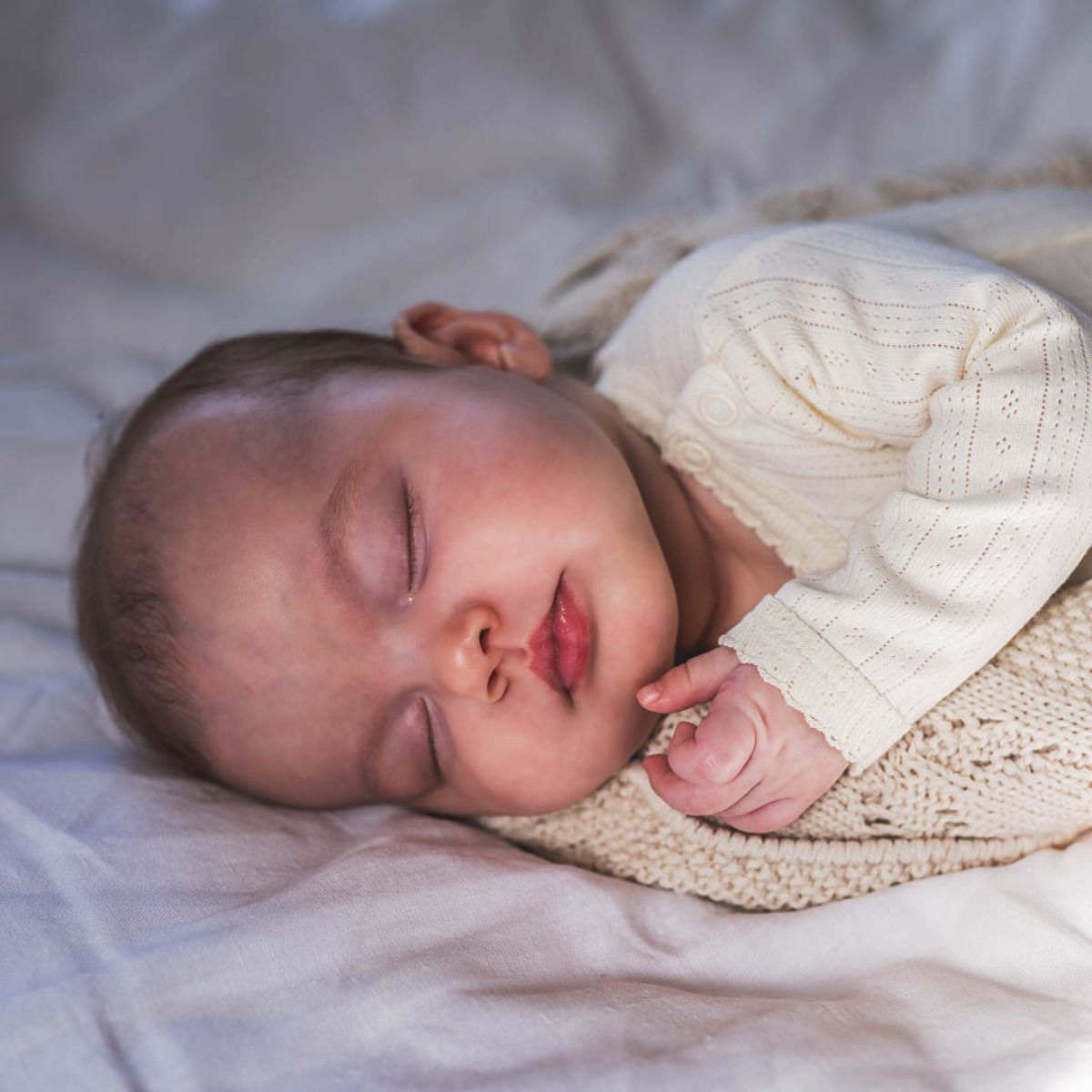 De That’s Mine kala gebreide deken in de kleur birch is een hele fijne babydeken. Dit mooie dekentje is gemaakt van biologisch katoen en daardoor heerlijk zacht voor je kleintje. VanZus