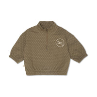 Deze Masi dusty dawn sweatshirt van That’s Mine is perfect voor koude dagen! Met lange mouwen, opstaande kraag en goudkleurige rits. Verkrijgbaar in beige met ruitjesmotief. In de maten 68-116. VanZus