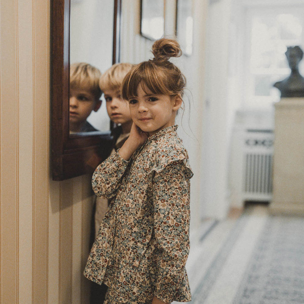 Breng vrolijkheid in de garderobe van je kindje met het mooise shirt Nellie in flora bunnies rouge. Lange mouwen, bloemen en konijntjes print, met mooie kraag en ruches! In diverse maten. VanZus