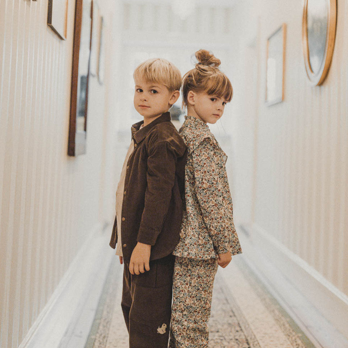 Breng vrolijkheid in de garderobe van je kindje met het mooise shirt Nellie in flora bunnies rouge. Lange mouwen, bloemen en konijntjes print, met mooie kraag en ruches! In diverse maten. VanZus