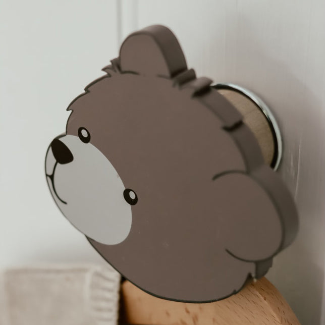 De That’s Mine houten muurhaakjes bear 2-pack zijn het perfecte accessoire voor op een mooie babykamer of kinderkamer. Deze kapstokjes zijn niet alleen handig, maar ook nog eens heel erg mooi. VanZus