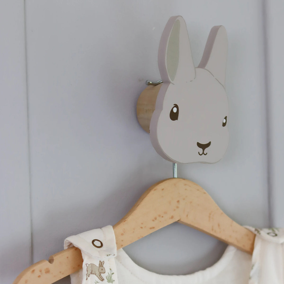 De That’s Mine houten muurhaakjes bunny 2-pack zijn het perfecte accessoire voor op een mooie babykamer of kinderkamer. Deze kapstokjes zijn niet alleen handig, maar ook nog eens heel erg mooi. VanZus