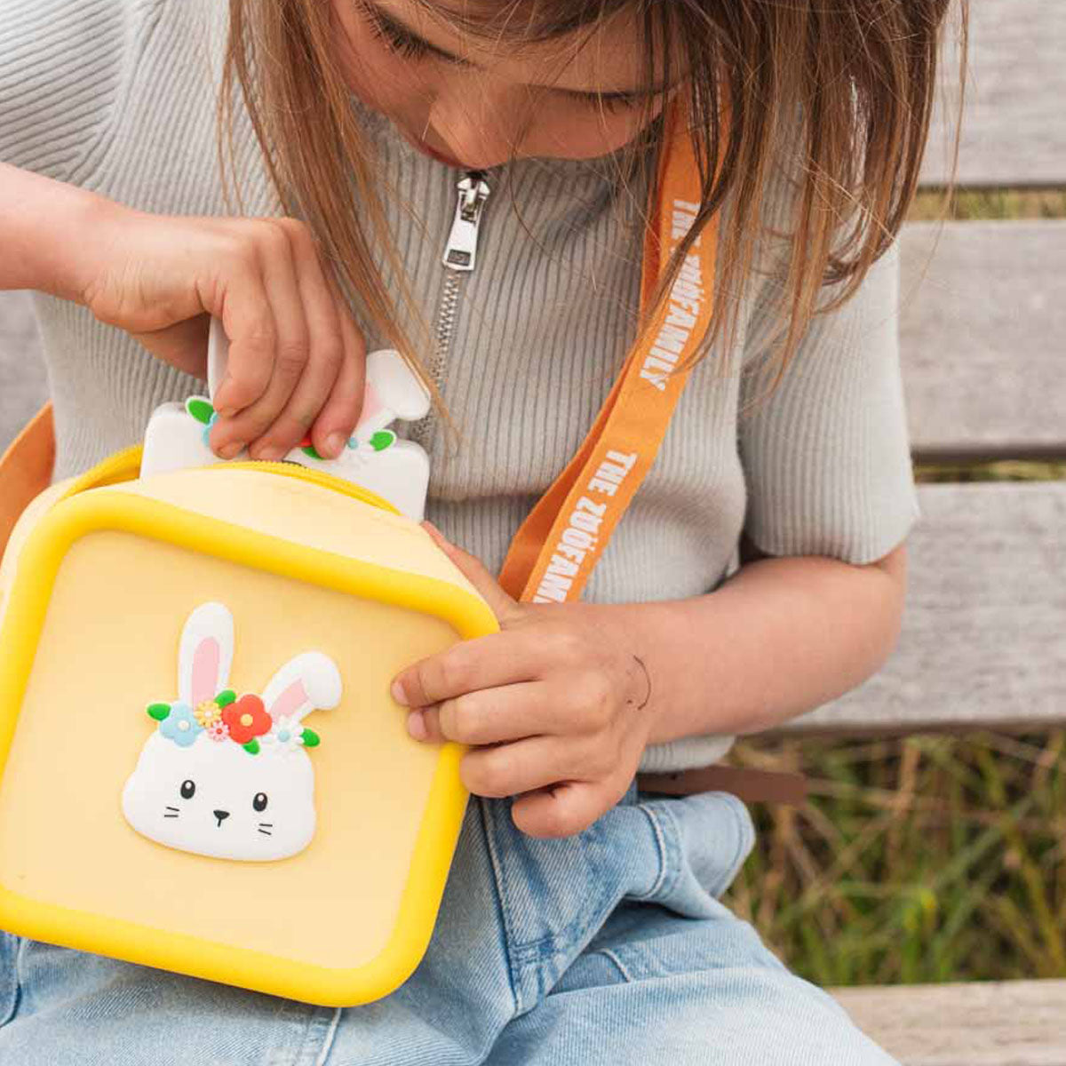 Je kindje kan zijn of haar camera of walkie talkie van The Zoofamily makkelijk meenemen met dit handige én schattige siliconen tasje in rabbit flower. Hiermee blijven de camera of de walkie talkies perfect beschermt en kan je kleintje de items makkelijk overal mee naartoe nemen. VanZus