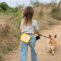 Je kindje kan zijn of haar camera of walkie talkie van The Zoofamily makkelijk meenemen met dit handige én schattige siliconen tasje in rabbit flower. Hiermee blijven de camera of de walkie talkies perfect beschermt en kan je kleintje de items makkelijk overal mee naartoe nemen. VanZus