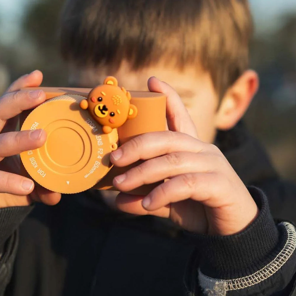 Is jouw kindje een echte creatieveling? Dan zal hij of zij zeker blij worden van deze urban zoo camera in bear van The Zoofamily. Met deze superschattige kindercamera kan je kleintje professionele foto's en video's maken. Het is de leukste kindvriendelijke camera die er is! VanZus