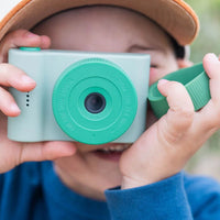 Is jouw kindje een echte creatieveling? Dan zal hij of zij zeker blij worden van deze urban zoo camera in dino green van The Zoofamily. Met deze superschattige kindercamera kan je kleintje professionele foto's en video's maken. Het is de leukste kindvriendelijke camera die er is! VanZus