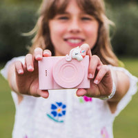 Is jouw kindje een echte creatieveling? Dan zal hij of zij zeker blij worden van deze urban zoo camera in unicorn van The Zoofamily. Met deze superschattige kindercamera kan je kleintje professionele foto's en video's maken. Het is de leukste kindvriendelijke camera die er is! VanZus