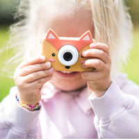 Is jouw kindje een echte creatieveling? Dan zal hij of zij zeker blij worden van deze zoo friends camera in fox van The Zoofamily. Met deze superschattige kindercamera kan je kleintje professionele foto's en video's maken. VanZus