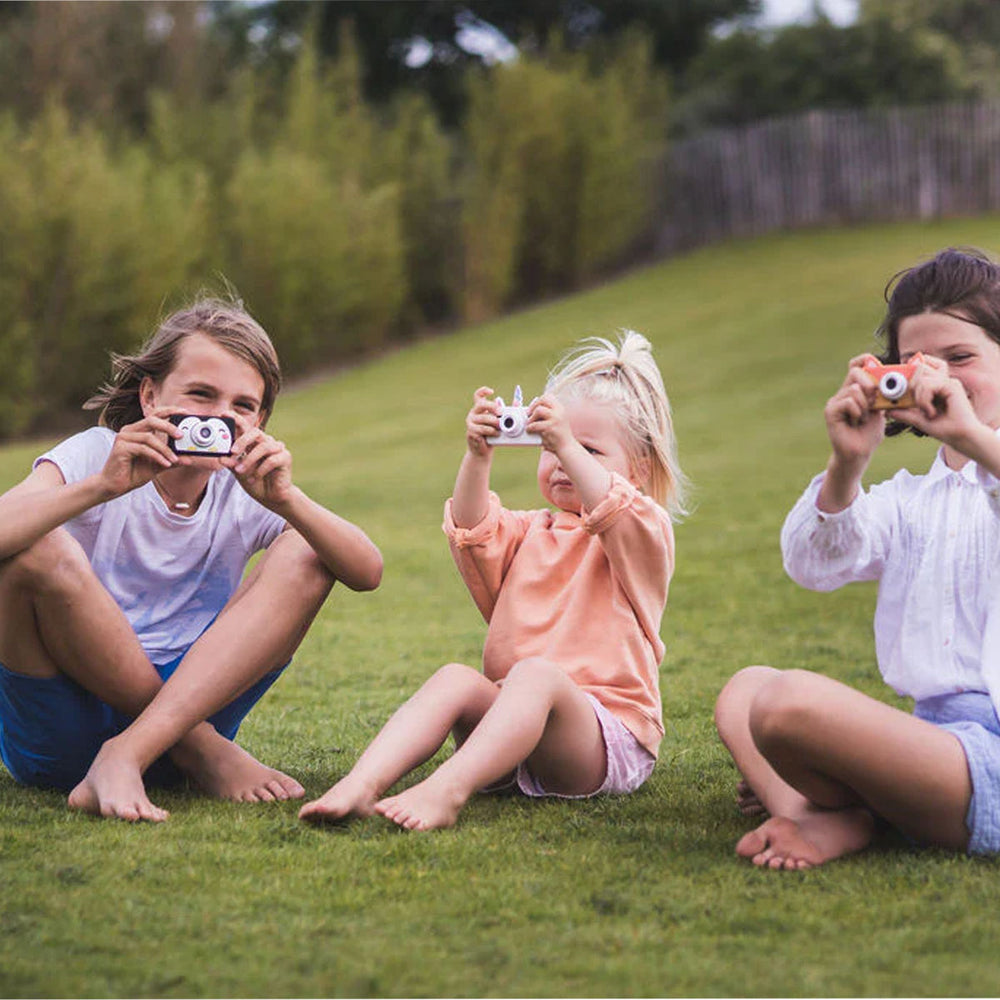 Is jouw kindje een echte creatieveling? Dan zal hij of zij zeker blij worden van deze zoo friends camera in penguin van The Zoofamily. Met deze superschattige kindercamera kan je kleintje professionele foto's en video's maken. VanZus