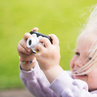 Is jouw kindje een echte creatieveling? Dan zal hij of zij zeker blij worden van deze zoo friends camera in penguin van The Zoofamily. Met deze superschattige kindercamera kan je kleintje professionele foto's en video's maken. VanZus