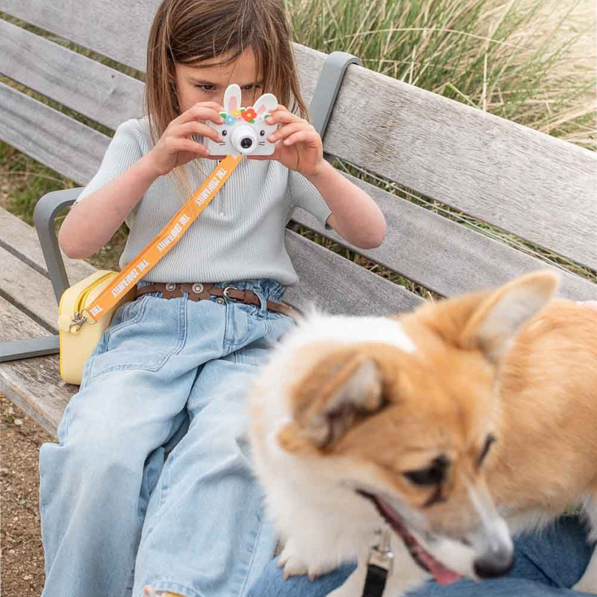 Is jouw kindje een echte creatieveling? Dan zal hij of zij zeker blij worden van deze zoo friends camera in rabbit flower van The Zoofamily. Met deze superschattige kindercamera kan je kleintje professionele foto's en video's maken. Het is de leukste kindvriendelijke camera die er is! VanZus