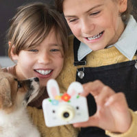 Is jouw kindje een echte creatieveling? Dan zal hij of zij zeker blij worden van deze zoo friends camera in rabbit flower van The Zoofamily. Met deze superschattige kindercamera kan je kleintje professionele foto's en video's maken. Het is de leukste kindvriendelijke camera die er is! VanZus