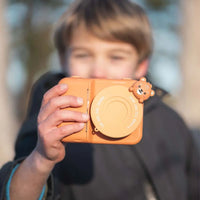 Is jouw kindje gek op het maken van foto's? Dan is deze zoo print camera in bear van het merk The Zoofamily een absolute must have! Met deze coole camera kan je kleintje foto's maken die direct worden uitgeprint. VanZus