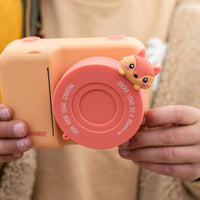 Is jouw kindje gek op het maken van foto's? Dan is deze zoo print camera in fox van het merk The Zoofamily een absolute must have! Met deze coole camera kan je kleintje foto's maken die direct worden uitgeprint. VanZus