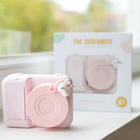 Is jouw kindje gek op het maken van foto's? Dan is deze zoo print camera in unicorn van het merk The Zoofamily een absolute must have! Met deze coole camera kan je kleintje foto's maken die direct worden uitgeprint. VanZus