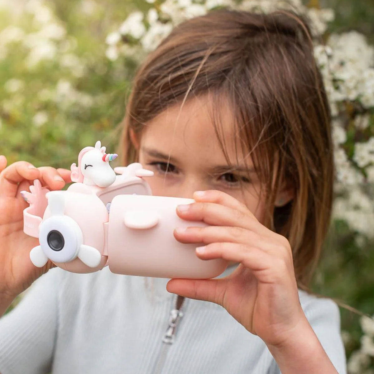 Maakt jouw kindje graag video's? Laat al zijn of haar avonturen vastleggen met deze geweldige zoo video camera in unicorn van het merk The Zoofamily.  Deze videocamera is speciaal ontworpen voor jonge ontdekkers. VanZus