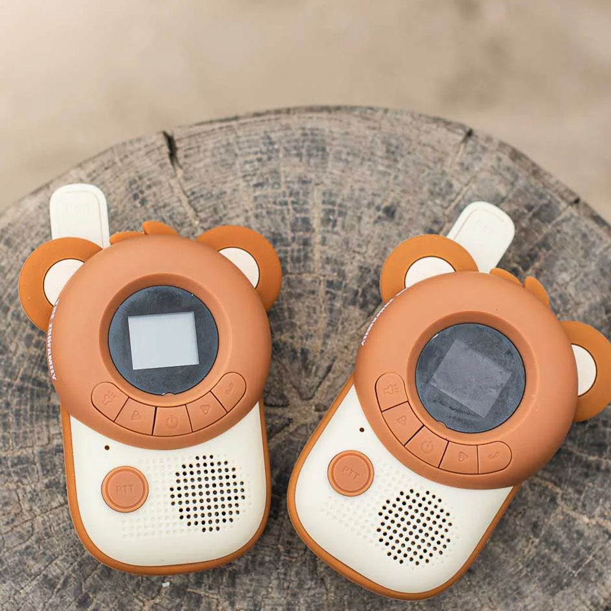 Zorg voor uren speelplezier bij je kindje met deze geweldige zoo walkie talkies bear x bear set van het merk The Zoofamily! Deze schattige walkietalkie hebben een beertjesdesign en dagen de verbeelding en creativiteit van je kind uit. VanZus