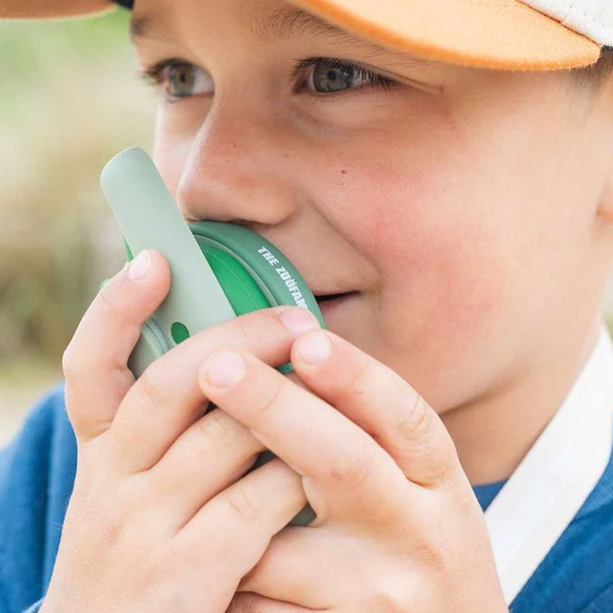 Zorg voor uren speelplezier bij je kindje met deze geweldige zoo walkie talkie dino green x dino green set van het merk The Zoofamily! Deze schattige walkietalkie hebben een dino design en dagen de verbeelding en creativiteit van je kind uit. VanZus