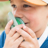 Zorg voor uren speelplezier bij je kindje met deze geweldige zoo walkie talkie dino green x dino green set van het merk The Zoofamily! Deze schattige walkietalkie hebben een dino design en dagen de verbeelding en creativiteit van je kind uit. VanZus