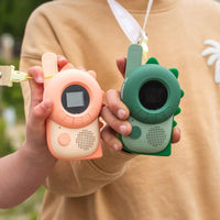 Zorg voor uren speelplezier bij je kindje met deze geweldige zoo walkie talkie dino pink x dino green set van het merk The Zoofamily! Deze schattige walkietalkie hebben een dino design en dagen de verbeelding en creativiteit van je kind uit. VanZus