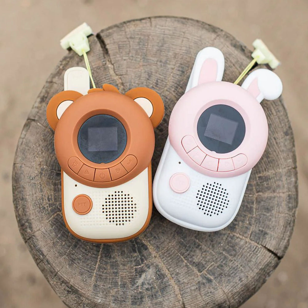 Zorg voor uren speelplezier bij je kindje met deze geweldige zoo walkie talkie rabbit x bear set van het merk The Zoofamily! Deze schattige walkietalkie hebben een konijnen en beertjes design en dagen de verbeelding en creativiteit van je kind uit. VanZus