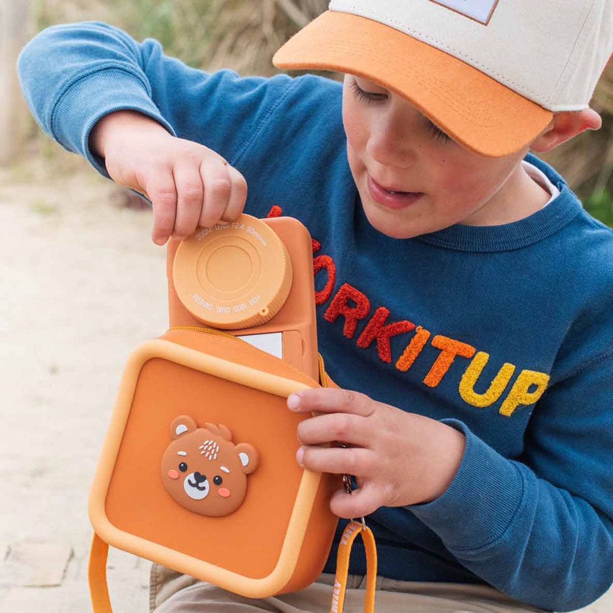 Je kindje kan zijn of haar camera of walkie talkie The Zoofamily makkelijk meenemen met dit handige én schattige siliconen tasje in bear. Hiermee blijven de camera of de walkie talkies perfect beschermt en kan je kleintje de items makkelijk overal mee naartoe nemen. VanZus