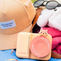 Is jouw kindje gek op het maken van foto's? Dan is deze zoo print camera in fox van het merk The Zoofamily een absolute must have! Met deze coole camera kan je kleintje foto's maken die direct worden uitgeprint. VanZus