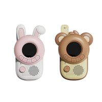 Zorg voor uren speelplezier bij je kindje met deze geweldige zoo walkie talkie rabbit x bear set van het merk The Zoofamily! Deze schattige walkietalkie hebben een konijnen en beertjes design en dagen de verbeelding en creativiteit van je kind uit. VanZus