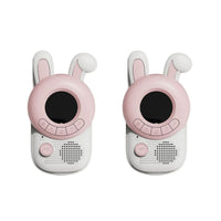 Zorg voor uren speelplezier bij je kindje met deze geweldige zoo walkie talkie rabbit x rabbit set van het merk The Zoofamily! Deze schattige walkie talkies hebben een konijnen design en dagen de verbeelding en creativiteit van je kind uit. VanZus