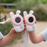 Zorg voor uren speelplezier bij je kindje met deze geweldige zoo walkie talkie rabbit x rabbit set van het merk The Zoofamily! Deze schattige walkie talkies hebben een konijnen design en dagen de verbeelding en creativiteit van je kind uit. VanZus