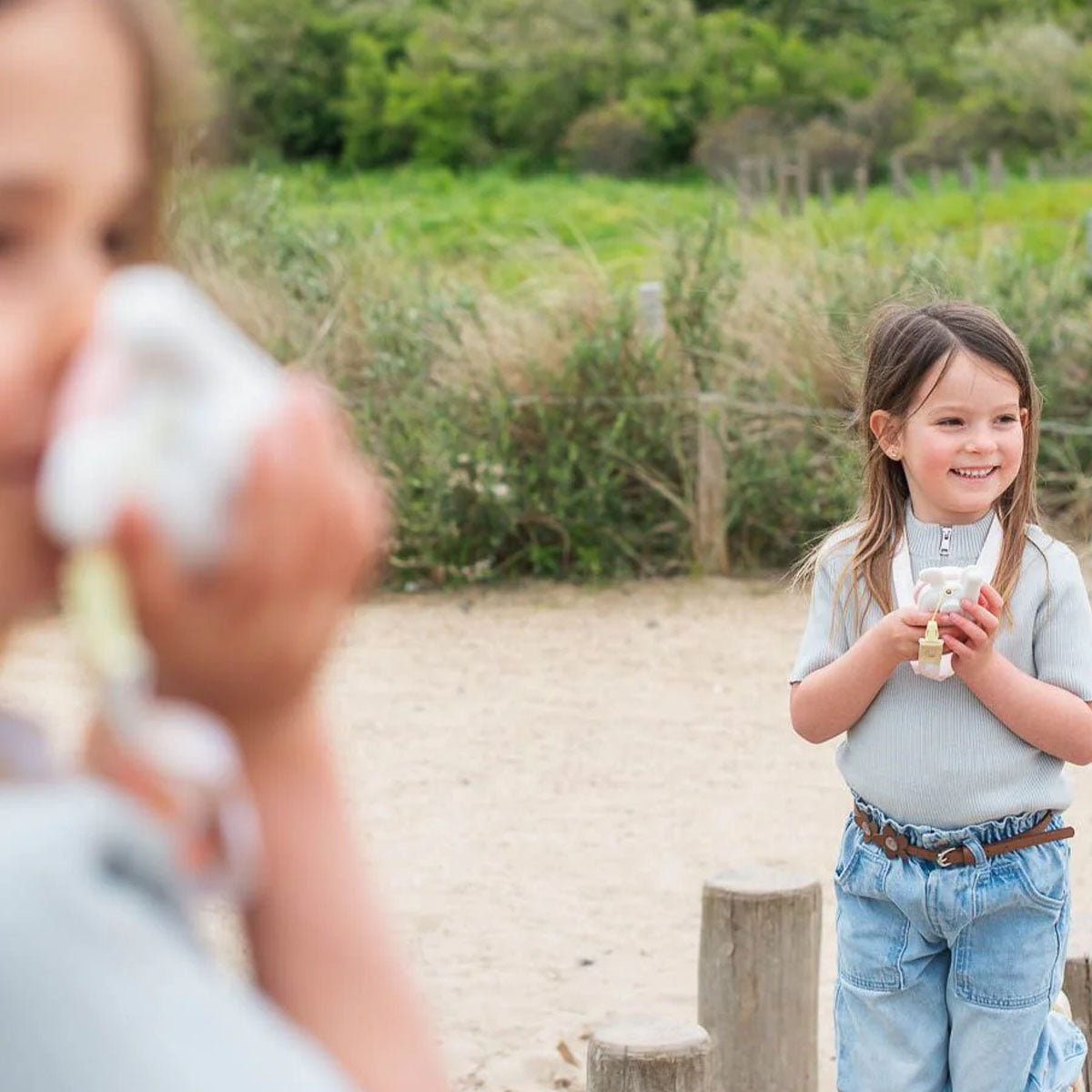 Zorg voor uren speelplezier bij je kindje met deze geweldige zoo walkie talkie rabbit x rabbit set van het merk The Zoofamily! Deze schattige walkie talkies hebben een konijnen design en dagen de verbeelding en creativiteit van je kind uit. VanZus