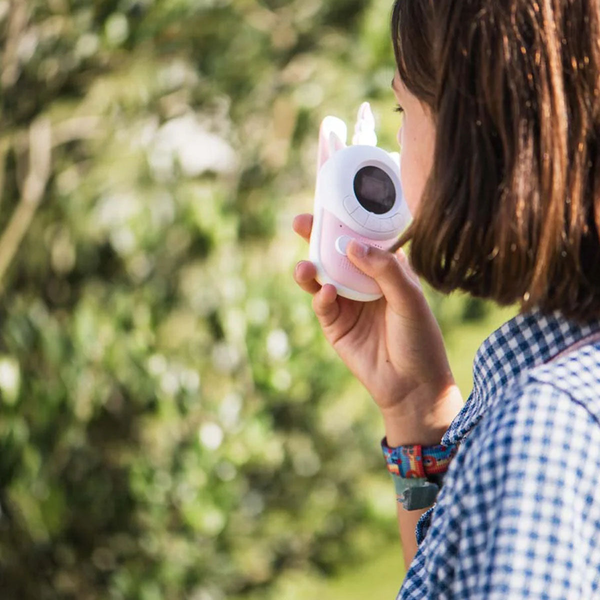 Zorg voor uren speelplezier bij je kindje met deze geweldige zoo walkie talkie unicorn x unicorn set van het merk The Zoofamily! Deze schattige walkietalkie hebben een eenhoorn design en dagen de verbeelding en creativiteit van je kind uit. VanZus