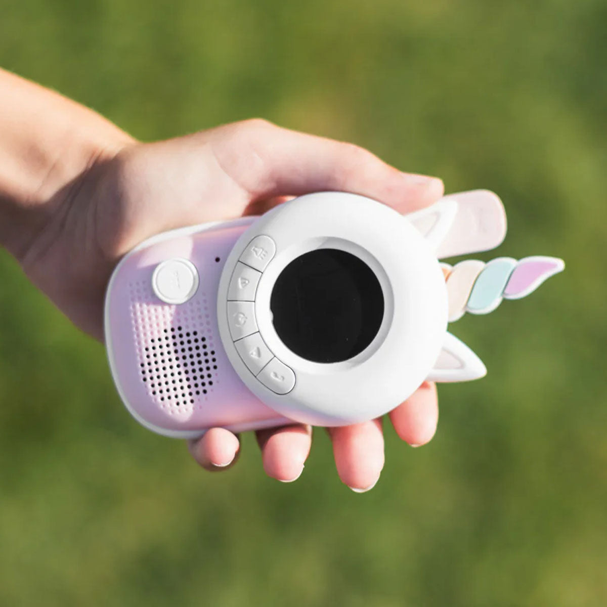 Zorg voor uren speelplezier bij je kindje met deze geweldige zoo walkie talkie unicorn x unicorn set van het merk The Zoofamily! Deze schattige walkietalkie hebben een eenhoorn design en dagen de verbeelding en creativiteit van je kind uit. VanZus