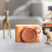 Is jouw kindje een echte creatieveling? Dan zal hij of zij zeker blij worden van deze urban zoo camera in lion van The Zoofamily. Met deze superschattige kindercamera kan je kleintje professionele foto's en video's maken. Het is de leukste kindvriendelijke camera die er is! VanZus