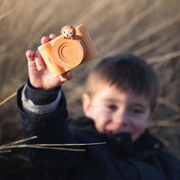 Is jouw kindje een echte creatieveling? Dan zal hij of zij zeker blij worden van deze urban zoo camera in lion van The Zoofamily. Met deze superschattige kindercamera kan je kleintje professionele foto's en video's maken. Het is de leukste kindvriendelijke camera die er is! VanZus