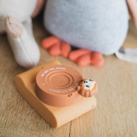 Is jouw kindje een echte creatieveling? Dan zal hij of zij zeker blij worden van deze urban zoo camera in lion van The Zoofamily. Met deze superschattige kindercamera kan je kleintje professionele foto's en video's maken. Het is de leukste kindvriendelijke camera die er is! VanZus