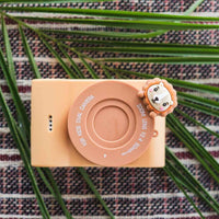 Is jouw kindje een echte creatieveling? Dan zal hij of zij zeker blij worden van deze urban zoo camera in lion van The Zoofamily. Met deze superschattige kindercamera kan je kleintje professionele foto's en video's maken. Het is de leukste kindvriendelijke camera die er is! VanZus