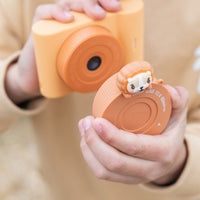 Is jouw kindje een echte creatieveling? Dan zal hij of zij zeker blij worden van deze urban zoo camera in lion van The Zoofamily. Met deze superschattige kindercamera kan je kleintje professionele foto's en video's maken. Het is de leukste kindvriendelijke camera die er is! VanZus