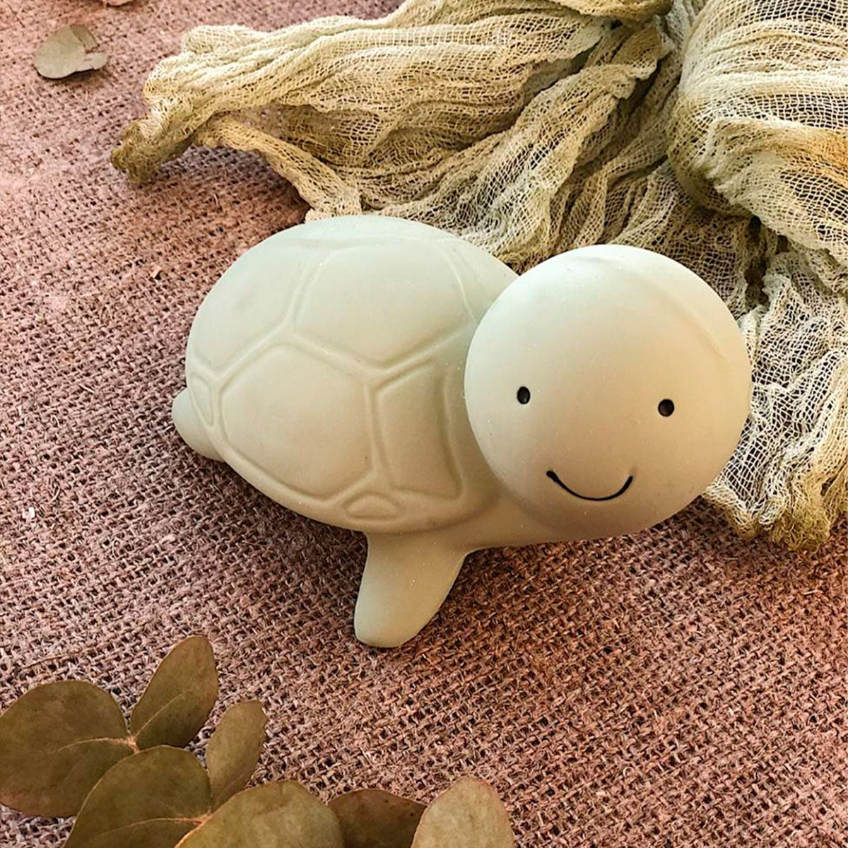 Het badspeeltje uit de collectie ‘mijn eerste oceaandiertje’ schildpad van het merk Tikiri is echt een schatje. Gemaakt van natuurlijk rubber, dus veilig om op te sabbelen of kauwen. Met een zacht belletje. VanZus