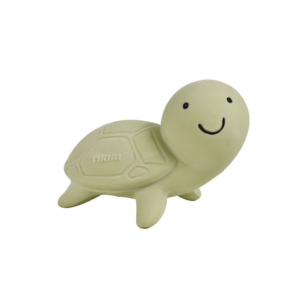 Het badspeeltje uit de collectie ‘mijn eerste oceaandiertje’ schildpad van het merk Tikiri is echt een schatje. Gemaakt van natuurlijk rubber, dus veilig om op te sabbelen of kauwen. Met een zacht belletje. VanZus