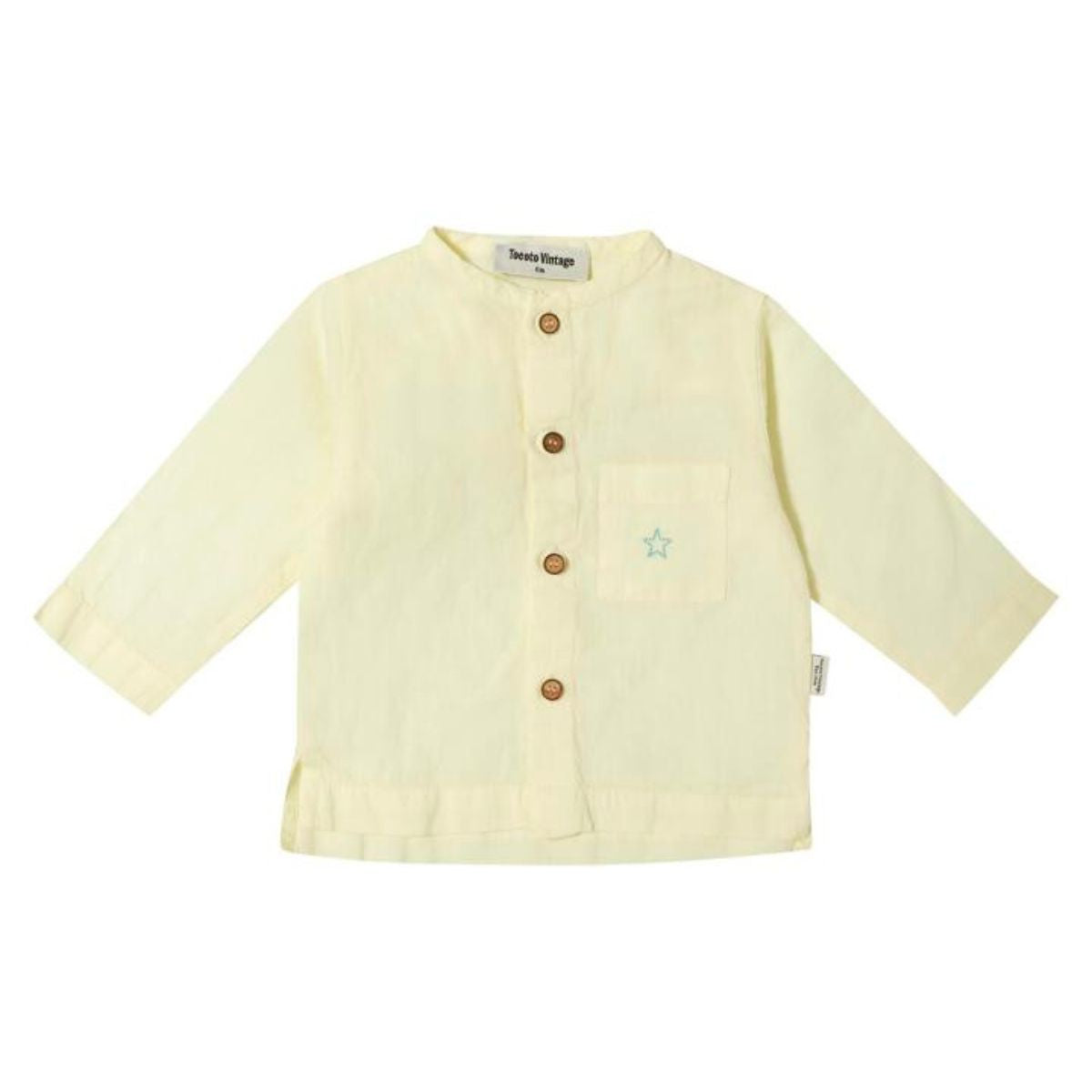 Een fijne linnen blouse is echt een musthave voor de zomer! De Tocoto Vintage kid mae neck shirt yellow wil je in de kledingkast van je kindje hebben hangen. VanZus