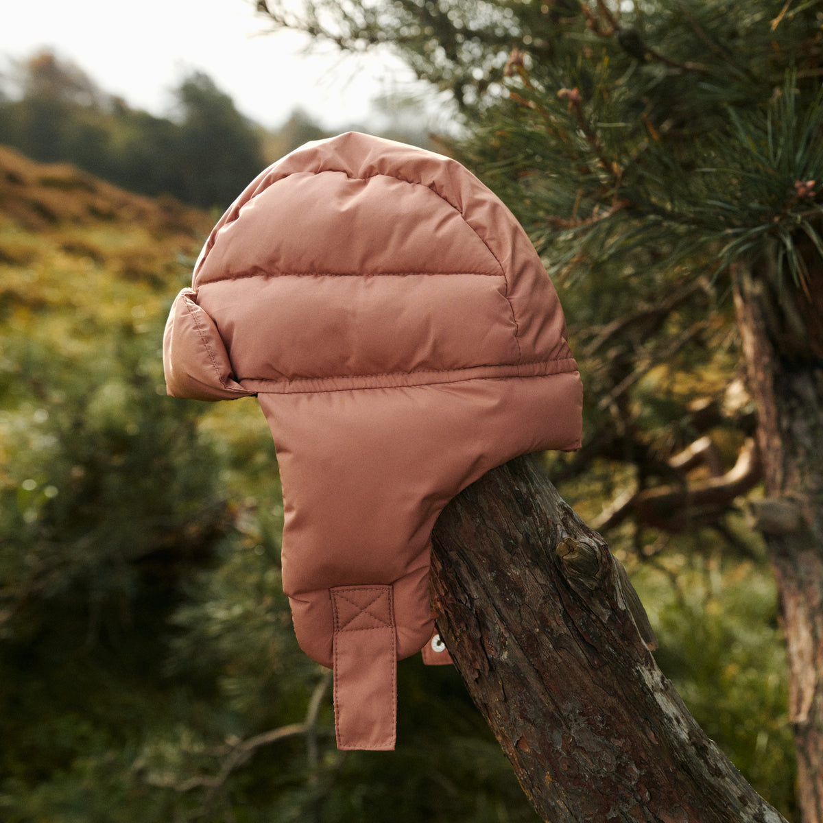 Houd het koppie van je kind lekker warm met deze stoere tori puffer muts in de kleur tuscany rose van het merk Liewood. Deze toffe muts is ideaal voor koude winterdagen en zorgt voor een stoere look! VanZus