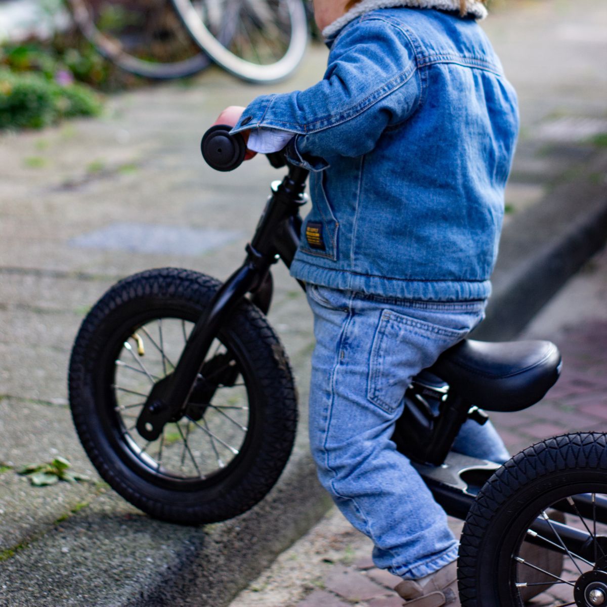 Bestel de Trybike steel 2-in-1 driewieler in de kleur all black en laat je kindje het plezier van fietsen ontdekken! Eenvoudig om te bouwen van een loopfiets naar een echte fiets. Duurzaam en veilig. VanZus