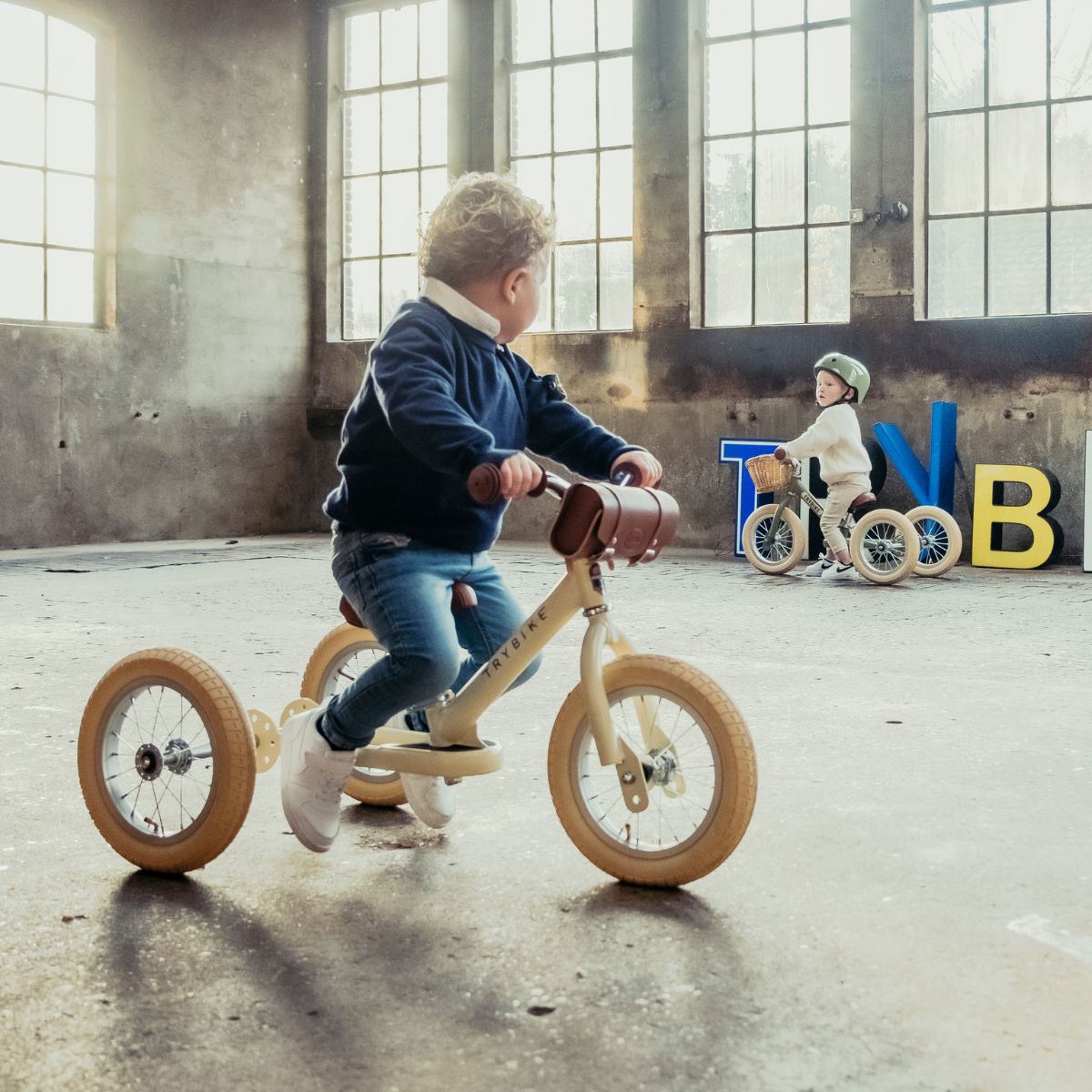 Bestel de Trybike steel 2-in-1 driewieler in de kleur cream vintage en laat je kindje het plezier van fietsen ontdekken! Eenvoudig om te bouwen van een loopfiets naar een echte fiets. Duurzaam en veilig. VanZus