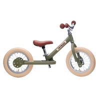 Op avontuur met de steel loopfiets in de kleur  mat groen van Trybike. De metalen tweewieler is geschikt vanaf 2 jaar en leert kinderen lopen en fietsen. Groeit mee met je kind. In diverse kleuren. VanZus