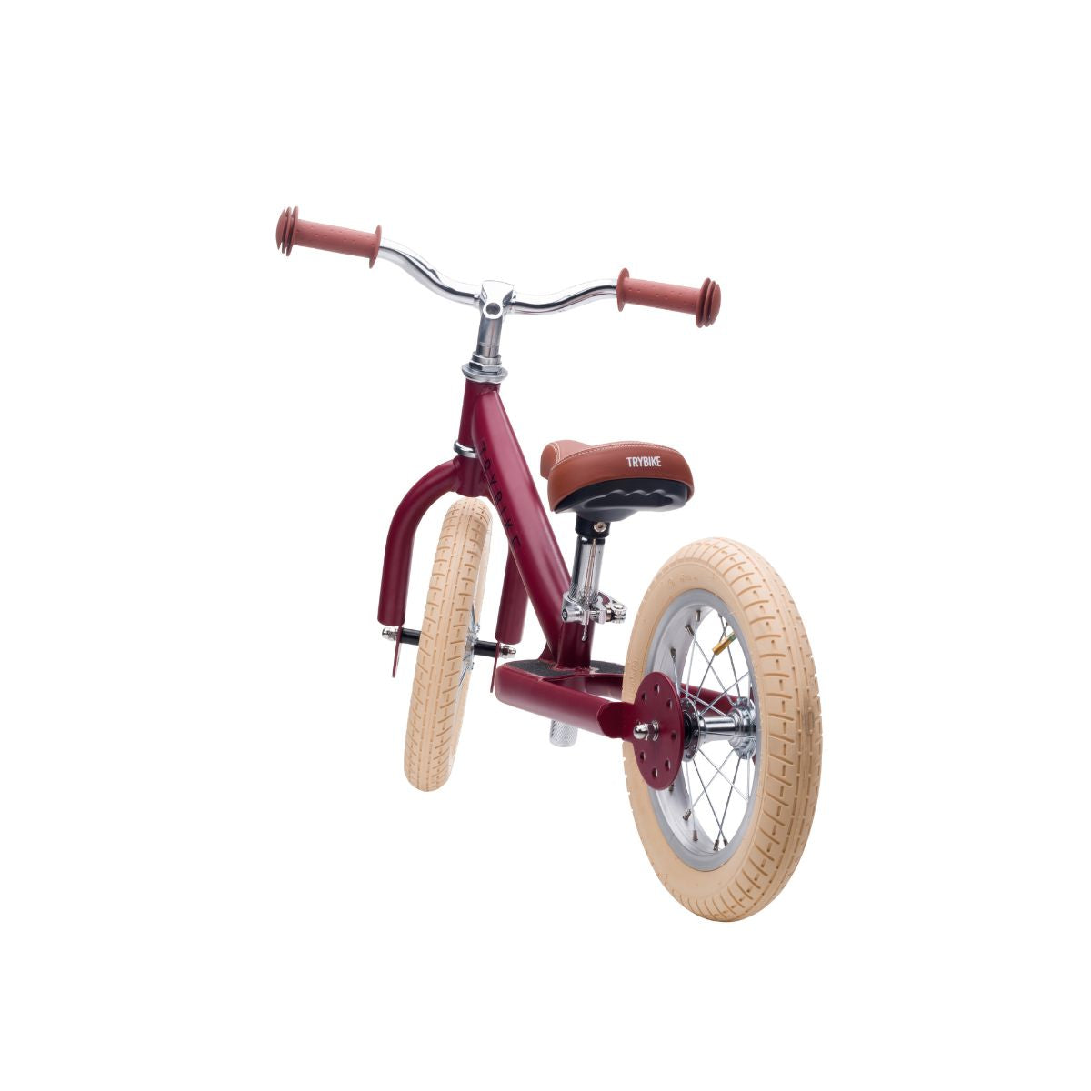Op avontuur met de steel loopfiets in de kleur  mat rood van Trybike. De metalen tweewieler is geschikt vanaf 2 jaar en leert kinderen lopen en fietsen. Groeit mee met je kind. In diverse kleuren. VanZus