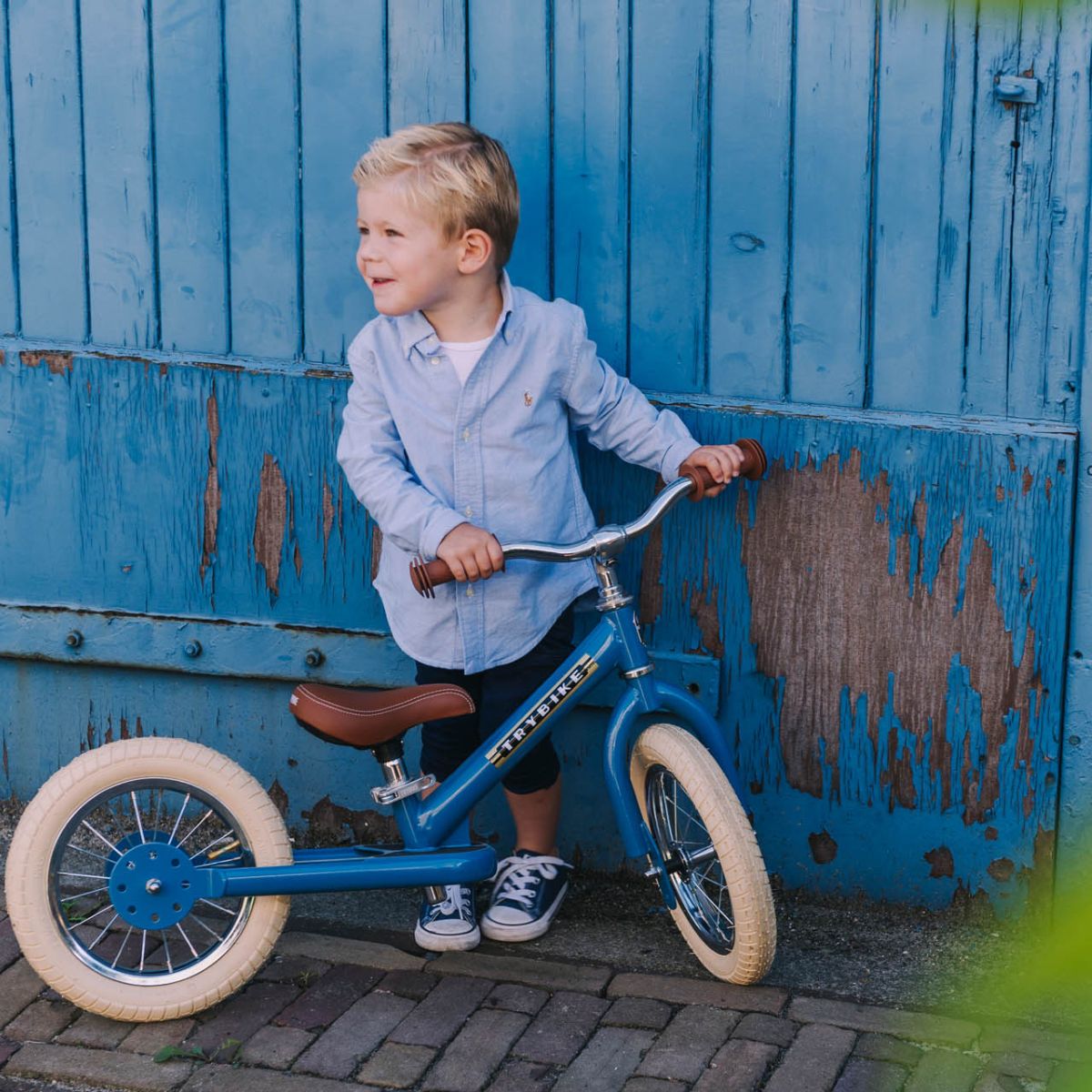 Bestel de Trybike steel 2-in-1 driewieler in de kleur vintage blue en laat je kindje het plezier van fietsen ontdekken! Eenvoudig om te bouwen van een loopfiets naar een echte fiets. Duurzaam en veilig. VanZus