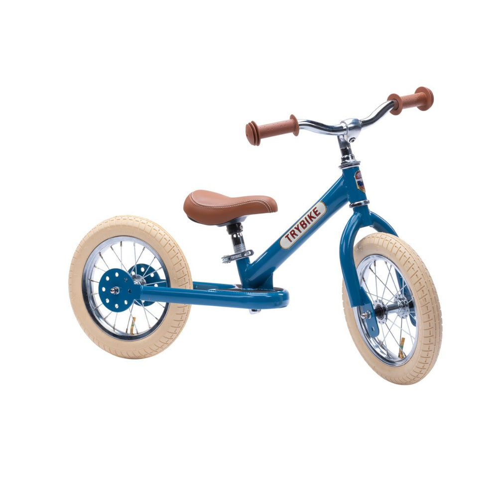 Op avontuur met de steel loopfiets in de kleur  vintage blue van Trybike. De metalen tweewieler is geschikt vanaf 2 jaar en leert kinderen lopen en fietsen. Groeit mee met je kind. In diverse kleuren. VanZus